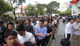 Khánh Thi xếp hàng giữa dòng người đông nghịt trước GEM center, chờ được ngắm Tổng thống Obama